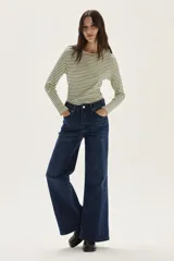 Remera de manga larga a rayas horizontales verde oscuro y beige, con escote redondo y corte holgado.