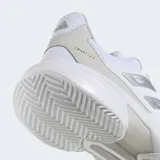 Championes deportivos Adidas modelo Courtjam Control 3, color blanco con tres franjas plateadas brillantes en los laterales. Presentan una construcción robusta con puntera reforzada y suela gruesa para soporte en canchas de arcilla.