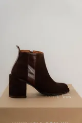 Botas cortas de cuero marrón con elástico lateral y tacón ancho.