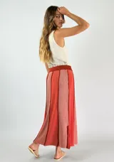 Pollera larga de punto con rayas verticales en tonos de azul y gris.