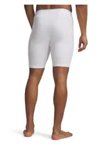 Calza corta de compresión Under Armour, color blanco, diseñada con tecnología HeatGear para mayor transpirabilidad y secado rápido. Presenta paneles de malla en la entrepierna para ventilación y cintura elástica con logo de la marca.