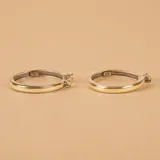 Aros tipo argolla de diseño clásico, combinando plata 925 y oro, con cierre de gancho integrado.
