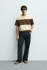 Camiseta relaxed fit color marrón, confeccionada en tejido con estructura, cuello redondo y manga corta.