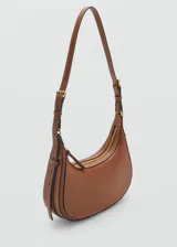 Bolso bandolera marrón de efecto piel, tamaño mediano, con cierre de cremallera, forro interior y asa de hebillas ajustable.