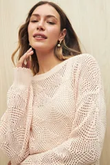 Sweater de punto calado color azul celeste, con diseño geométrico y cuello redondo. Presenta mangas largas con puños acanalados y terminación en rib.