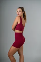 Conjunto deportivo color celeste compuesto por un top con escote cuadrado y unos shorts ajustados de tiro alto.