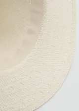 Sombrero tipo fedora de fibra natural en color beige con cinta decorativa negra alrededor de la copa.