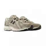 Championes urbanos New Balance modelo 1906R, color beige con detalles en marrón oscuro y blanco. Presentan una estructura técnica de malla y paneles sintéticos, con el logo N característico en los laterales y entresuela con tecnología N-ergy.