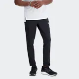 Pantalón deportivo New Balance Accelerate, color negro, confeccionado en poliéster reciclado con tecnología NB DRY para eliminar la humedad. Presenta un ajuste atlético, bolsillos laterales y un bolsillo trasero.