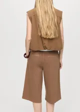 Short de gabardina marrón de tiro medio, diseño recto tipo bermuda, con pinzas en la parte delantera, bolsillos laterales y cinturón ajustable incorporado.