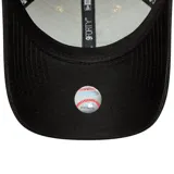 Gorro New Era 9FORTY ajustable, color beige con visera negra y logo de los Chicago White Sox bordado en negro.