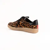 Zapatillas bajas con estampado animal print de leopardo, con cordones negros y suela color caramelo.
