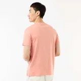 Camiseta recta de punto lisa color naranja salmón, de manga corta y cuello redondo.