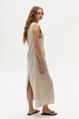 Vestido midi color beige de lino, corte recto y sin mangas.