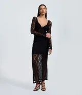 Vestido midi de encaje negro con mangas largas, escote en V estructurado y detalle de recorte tipo corset en el torso. La falda presenta un diseño con transparencia y caída fluida.