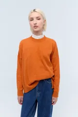 Sweater marrón de tejido de punto realizado en lambswool, con cuello redondo y calce holgado.