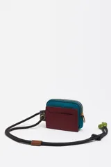 Monedero compacto de Bimba y Lola en color negro, con cierre de cremallera y cordón ajustable con nudos decorativos. Presenta el logo de la marca estampado en letras doradas en la parte frontal.