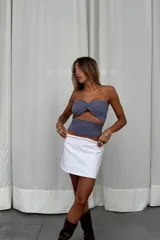 Top strapless color gris con detalle entrelazado en el frente y espalda recta.