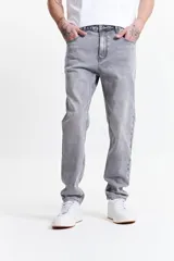 Pantalón jean gris de corte slim, tiro medio y con presillas para cinturón.