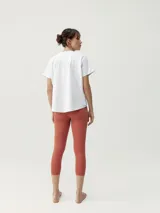 Camiseta blanca de manga corta con corte oversize y cuello redondo. Presenta un sutil estampado en relieve o tono sobre tono en el pecho y la espalda.