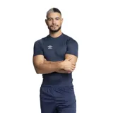 Remera térmica deportiva Umbro de manga corta, color blanco, con cuello redondo y ajuste ceñido al cuerpo. Presenta el logo de la marca bordado en el pecho.