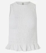 Musculosa blanca con cuello redondo, diseño con lastex y volado en el bajo.