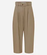 Pantalón carrot de cintura alta y corte holgado en caderas con diseño entallado en los tobillos. Confeccionado en mezcla de algodón, viscosa y lino, con pinzas delanteras.
