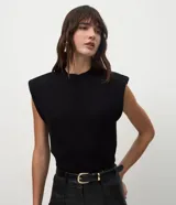 Chaleco de punto negro con cuello redondo, hombreras estructuradas y diseño sin mangas. Confeccionado en tejido de punto con acabado acanalado en el ruedo.