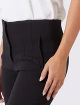 Pantalón sastrero slim negro de tiro alto, con pretina anatómica, pinzas verticales frontales y cierre oculto. Tiene bolsillos laterales inclinados y pinzas traseras para un ajuste favorecedor.