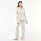 Pijama de dos piezas confeccionado en tejido de punto suave y elástico. Incluye una camisa de manga larga con cuello solapa, cierre frontal de botones y un bolsillo en el pecho, junto con un pantalón de corte recto y ajuste cómodo.