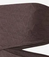 Vestido midi de Blue Steel color marrón, con textura en relieve, escote strapless, diseño ajustado al cuerpo con recorte cut out lateral en la cintura y tajo en la falda.