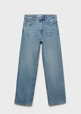Jeans de tiro medio con diseño recto y clásico de cinco bolsillos, cierre de botón y cremallera, confeccionados en tejido de algodón estilo vaquero.