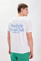 Camiseta blanca de manga corta con estampa azul en la espalda que dice "Poolside Social Club California U.S.A.".