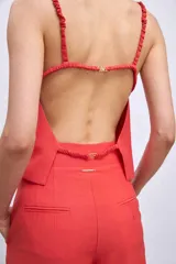 Blusa blanca sin mangas con tirantes finos y escote cuadrado.