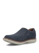 Zapatos slip on de cuero color azul marino, con paneles elásticos laterales y suela de goma en tono claro.