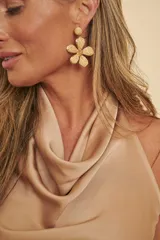 Blusa sin mangas de satén color champagne, con escote drapeado y diseño fluido.