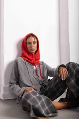 Saco negro de tejido de punto, con corte holgado y mangas largas.