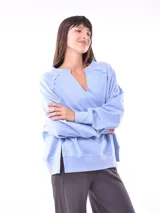 Buzo celeste de corte holgado con escote en V y mangas largas.