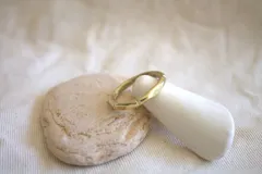 Anillo de bronce con superficie texturizada.