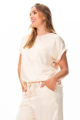 Blusa beige de viscosa con escote redondo y mangas cortas con dobladillo.