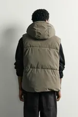 Chaleco acolchado puffer color negro para hombre, de corte regular fit, con capucha ajustable, cierre frontal de cremallera y bolsillos laterales de vivo.