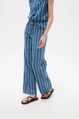 Pantalón de jean de corte recto y tiro bajo con diseño de rayas verticales en tonos azules y sutiles líneas rojas.