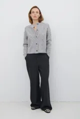 Pantalon de corte sastrero y pierna ancha, confeccionado en tela melange. Presenta cintura con trabillas, cierre frontal con botón y bolsillos laterales.