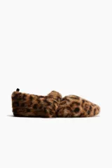 Pantuflas de estar por casa con textura de pelo sintético, diseño con tira elástica en el empeine y estampado de leopardo.