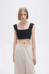Top corto de viscosa color negro, con escote cuadrado y breteles anchos.