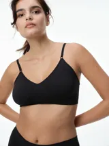 Top bralette seamless de microfibra, color blanco, con breteles finos ajustables y diseño sin relleno ni aros.
