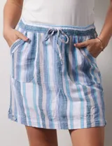Skort blanco de algodón, marca Erika. Falda con pretina elastizada, lazo de ajuste y bolsillos laterales verticales. Incluye short interno.