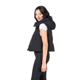 Campera multifunción modular color negro, con diseño matelaseado y capucha desmontable. Su sistema de cierres permite transformarla en cuatro versiones: campera larga, campera corta, chaleco largo y chaleco corto.