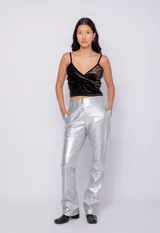 Top corto negro de terciopelo con escote en V y tirantes finos.