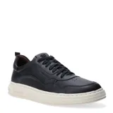 Championes urbanos Democrata modelo Jake, color negro con suela de goma en tono crema. Presentan diseño acordonado, detalles perforados en los laterales y logo de la marca grabado en el lateral y en la suela.